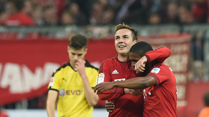 Mario Götze und Douglas Costa freuen sich über den Sieg gegen Borussia Dortmund.