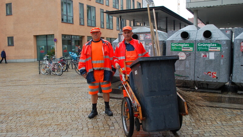 Regensburger Straßenkehrer wie Walter Fuchs (links) haben nach Partynächten viel zu tun. Am Dienstag packte Bürgermeister Jürgen Huber mit an. (Foto: gib)