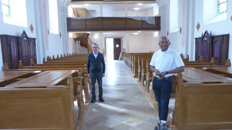 Pfarrer Dr. Dr. Peter Chidi Okuma und Kirchenpfleger Georg Bauer freuen sich schon auf die Wiedereröffnung der Pfarrkirche.