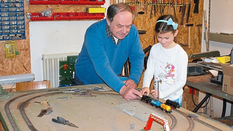 Die Trix-Eisenbahn ist bereits rund 50 Jahre alt. Mit seiner Enkelin Sophia hat Wolfgang Frank sie wieder zum Laufen gebracht.