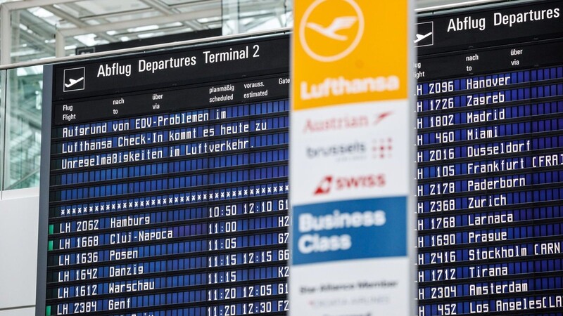 Auf einer Anzeigetafel wird in der Abflughalle des Flughafens München auf die IT-Panne hingewiesen.