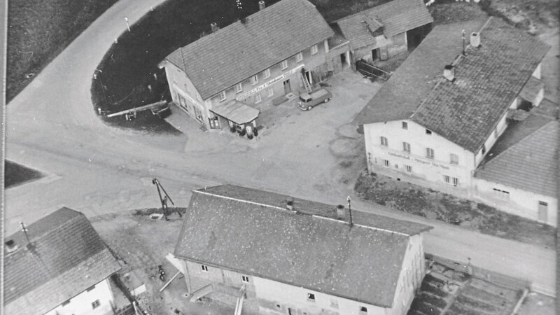 Die Luftaufnahme zeigt vier Anwesen in Oberndorf.