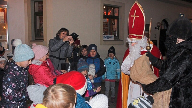 Nikolaus und Knecht Ruprecht verteilten Süßigkeiten an die Kinder.