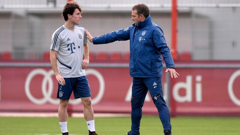 Anweisungen vom Chef: Alvaro Odriozola (l.) mit Trainer Hansi Flick, der gegen Paderborn wohl auf den Spanier setzen wird.