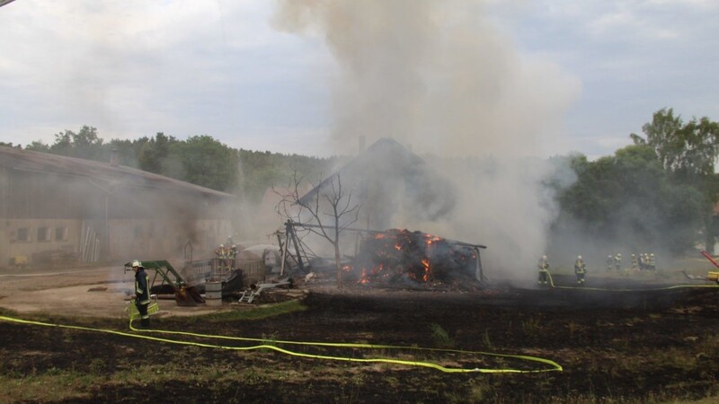 Zahlreiche Feuerwehren mussten am Donnerstagnachmittag zu einem Brand in Zenzing ausrücken. Dort stand ein landwirtschaftliches Anwesen in Flammen.