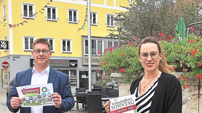 Bürgermeister Helmut Fichtner und Stadtentwicklerin Elke Weihard präsentierten vor dem Marienbrunnen die Flyer für den verkaufsoffenen Sonntag und das Gewinnspiel.