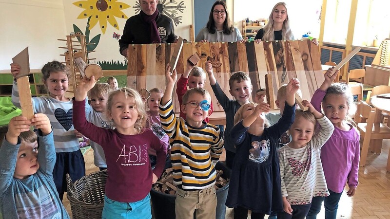 Über den Besuch des Holzliebhabers Christian Kreipl freuten sich nicht nur die Kinder der Kita Forsthart, sondern auch die stellvertretende Leiterin Laura Oswald und Praktikantin Alina Achter.