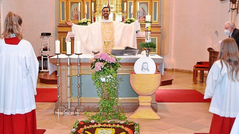 Freudestrahlend begrüßte Pater Mejo die vielen Gäste anlässlich seines Jubiläums.