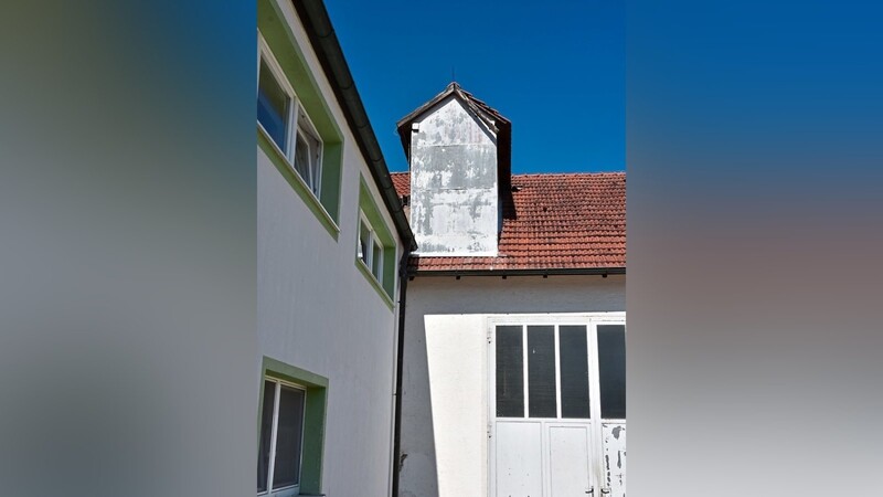 Die Dachgaube im Anschlussbereich zwischen Bauhof und Kindergarten wird im Zuge der Instandsetzung demontiert.