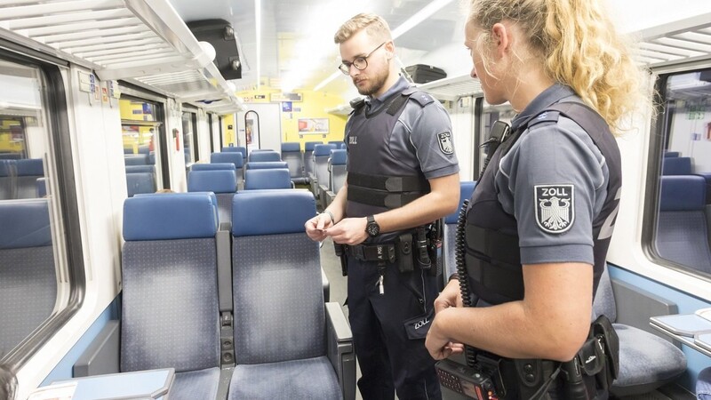 Bei einer Kontrolle im Zug fanden Schleierfahnder Drogen und eine Waffe. (Symbolbild)