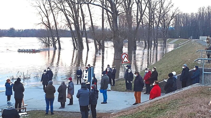 Rund 50 Teilnehmer fanden sich zum Schöpfungsgebet am Niederalteicher Donauufer ein.