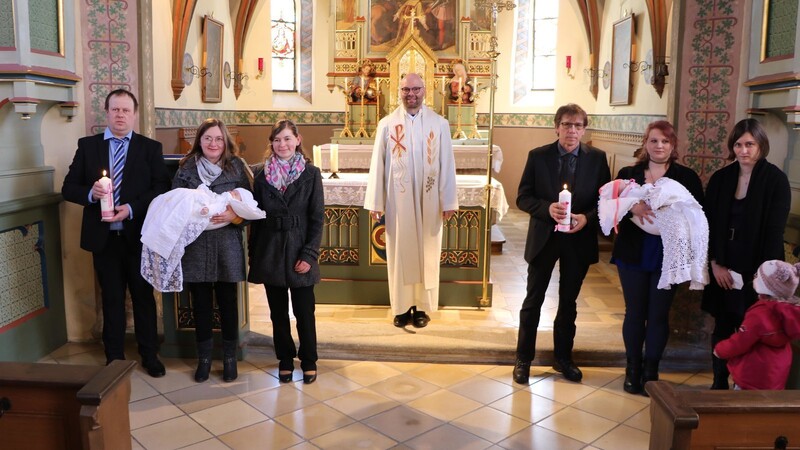 Klara Brunner (links) und Eva Sixt (rechts) wurden am Sonntag durch Stadtpfarrer Thomas Winderl (in der Mitte) in Wettzell getauft.