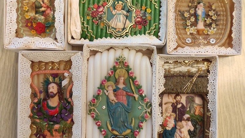 Kleine Kunstwerke: Diese für Maria Lichtmess typischen "Wachsstöckerl" einer Bruckberger Familie werden sorgsam aufbewahrt. Die Schätze sind in den Originalschachteln und datiert um 1900.
