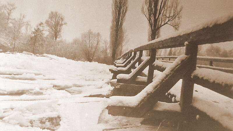 Die hölzerne Isarbrücke von Frammering ist 1942 durch Treibeis und Eisgang stark in Gefahr.