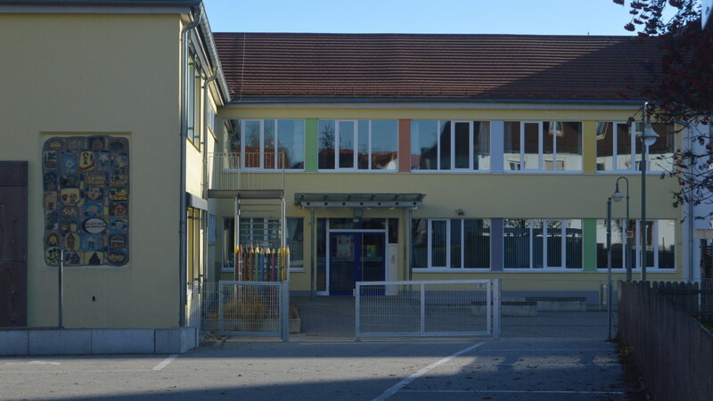 Wer vom Bürgermeister-Dräxlmaier-Platz zur Grundschule geht, gelangt an die neue Abgrenzung des Pausenhofs.