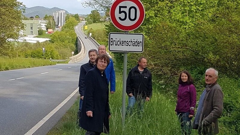Ortstermin an der Riedbachbrücke mit den beiden ÖDP-Kreisräten Brigitte Baueregger (vo.li.) und Günter Iglhaut (dahinter) sowie weiteren ÖDP-Mitgliedern.
