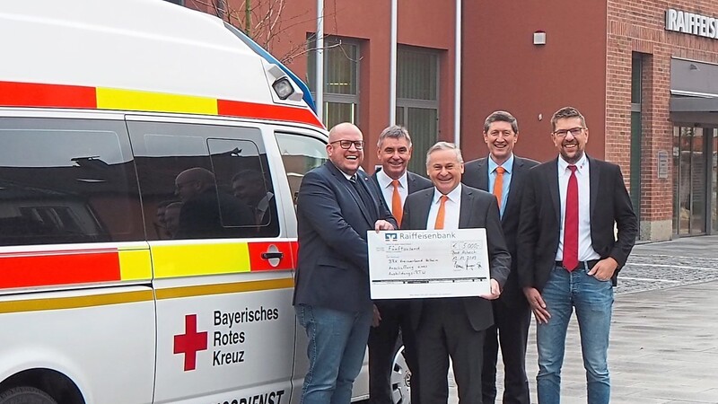 Freude herrschte über die Spende von 5 000 Euro für den Notfallkrankenwagen durch die Vertreter der Raiffeisenbank.