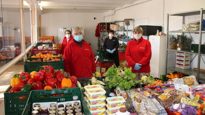 Leiterin Renate Speisender (vorne links) und ein Teil ihres Teams sind schon seit 8 Uhr morgens mit den Vorbereitungen für die Lebensmittelausgabe beschäftigt.
