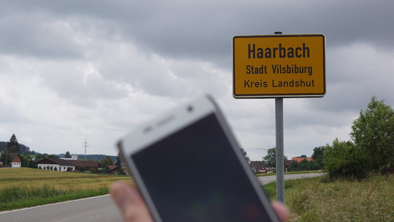 Wenn man von Pirken nach Haarbach fährt, wird der Handy-Empfang immer schlechter. Wird die Ankündigung umgesetzt, im Ort einen Mobilfunk-Masten zu errichten, ändert sich die Situation komplett.