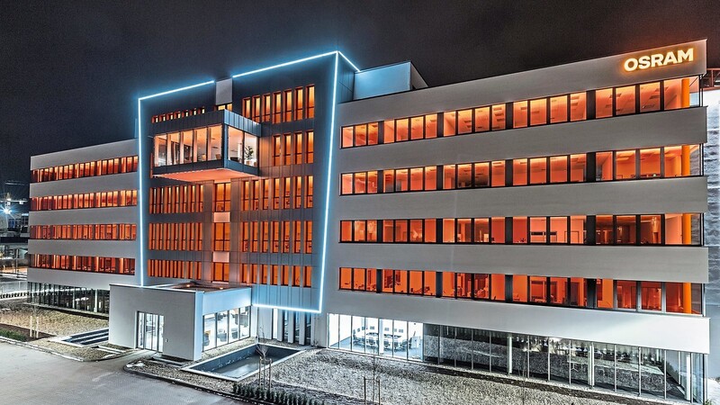 Stimmungsvoll leuchtet das neue Gebäude von Osram Opto Semiconductors in Regensburg. 2020 wird es wohl offiziell von AMS übernommen.