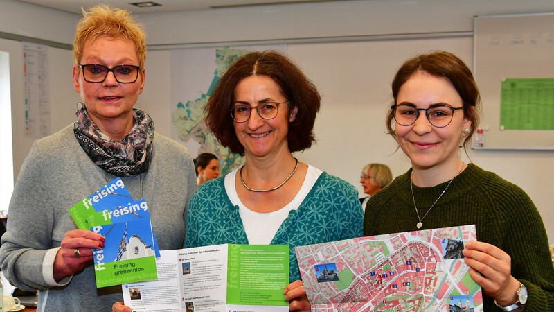 Manuela Wegler (v. l.), Johanna Sticksel und Alexandra Deml stellten den neuen Stadtplan vor.