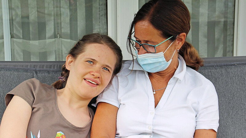 Am Wochenende war Jessica wieder daheim bei ihrer Mama Sabine Deifel, die sicherheitshalber einen Mundschutz trägt.