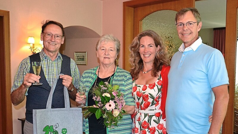 Gerdi Tretter stieß mit Bürgermeister Hans Sailer an; rechts Tochter Barbara und Schwiegersohn Uwe Scholz-Wittig.