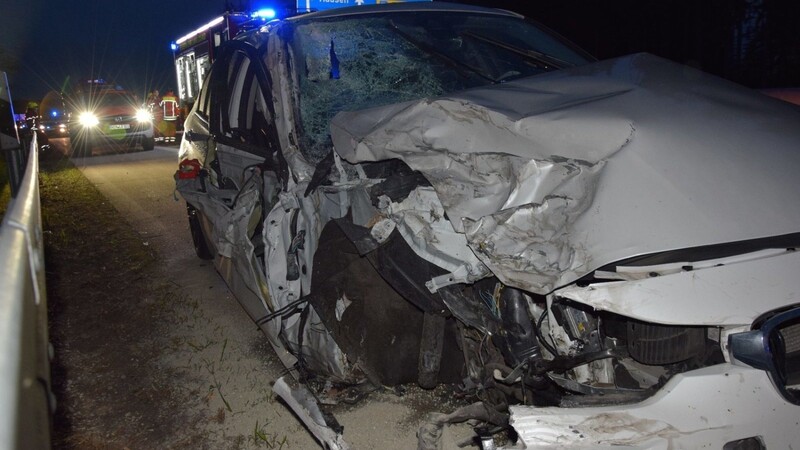 Der Zusammenstoß von einem Lkw mit einem Auto auf der A93 hatte fatale Folgen.