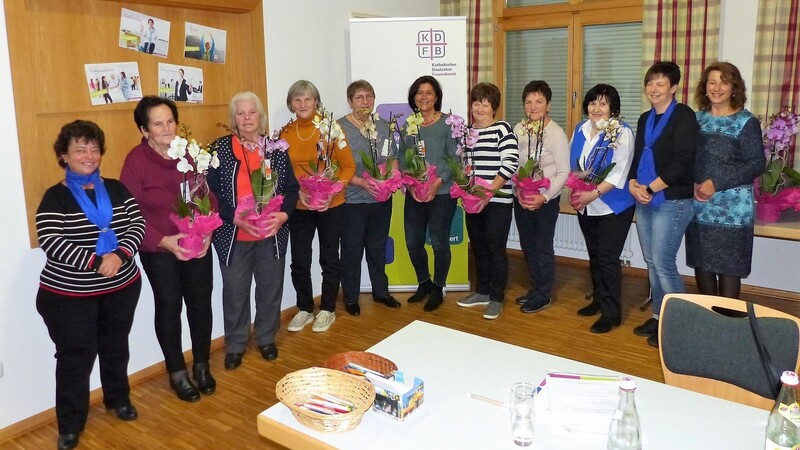 Seit vier Jahrzehnten beim Frauenbund Schorndorf sind diese Mitglieder, sie durften sich zusätzlich über eine Orchidee freuen.