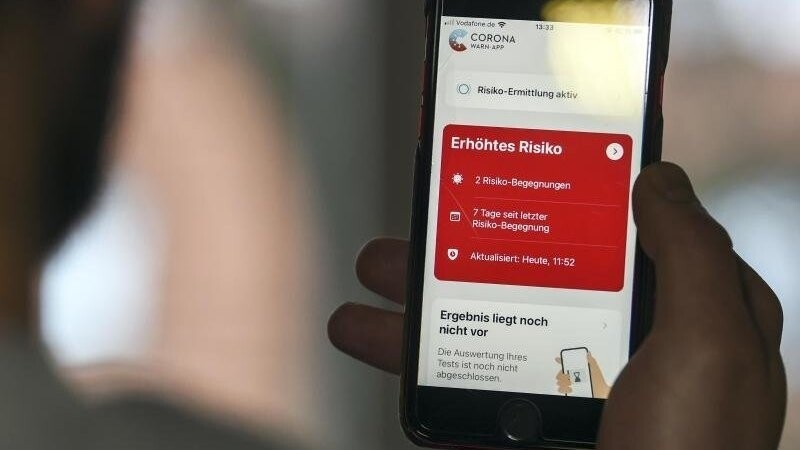 Auf einem Handy zeigt die "Corona Warn-App" ein erhöhtes Risiko an. (Symbolbild)