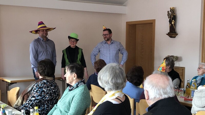 Georg Klein (r.) begrüßte mit Bürgermeister Michael Reitberger und Petra Cornely, der Vorsitzenden des Seniorenclubs, die Gäste.
