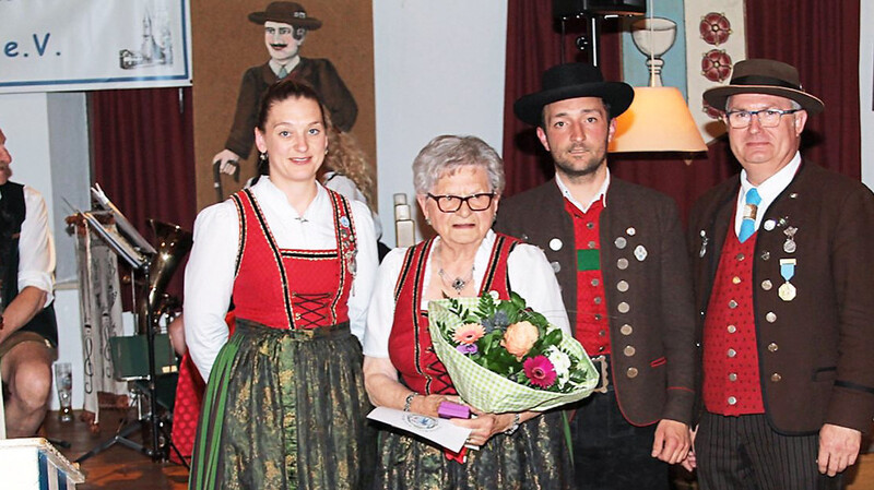 Die geehrten Mitglieder mit Gauvorsitzendem Harald Listl und Vorsitzender Carina Böse.