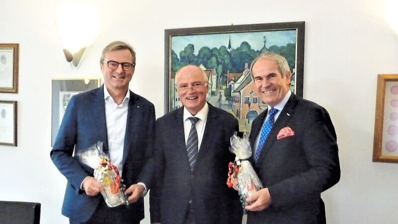 Antrittsbesuch der neuen Präsidenten des Rotary und Lions Club Mainburg, Christian Amann (links) und Michael Deutsch (rechts) bei Bürgermeister Josef Reiser.