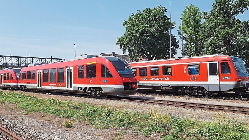 Die neuen Züge der Baureihe VT 640 (vorne) sind mit Klimaanlage und Niederflureinstiegen ausgestattet.