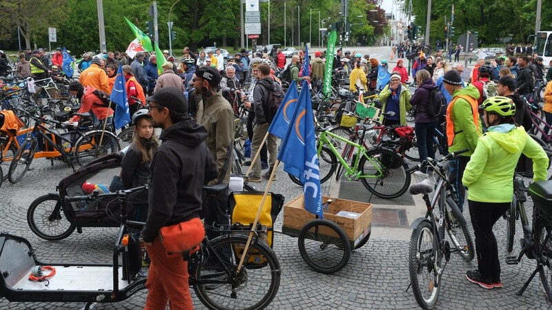Die Klimaschutzaktivisten von "Fridays for Future" starten zur Fahrraddemo. Die regensburger Polizei warnt vor möglichen Verkehrsbehinderungen.