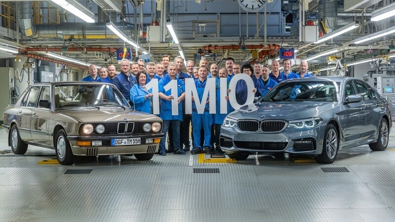 Treffen der Generationen: Ein historischer BMW 520i und der aktuelle 5er der siebten Generation.