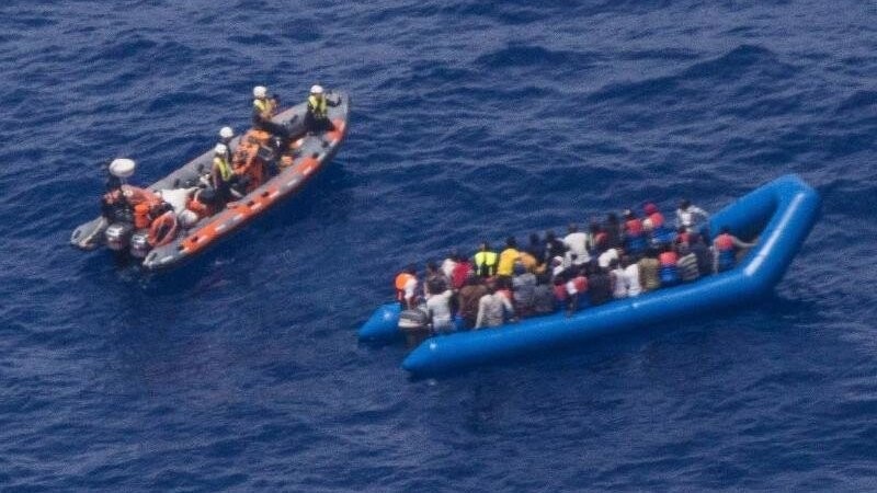 Aktivisten der deutschen Hilfsorganisation Sea-Watch retten Migranten vor der libyschen Küste.