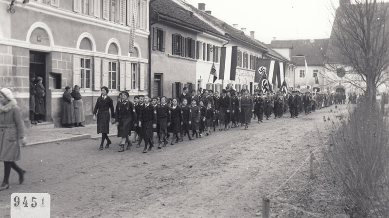 Die NSDAP war auch in Reisbach aktiv. Hier ein Aufmarsch der BDM-Gruppe.