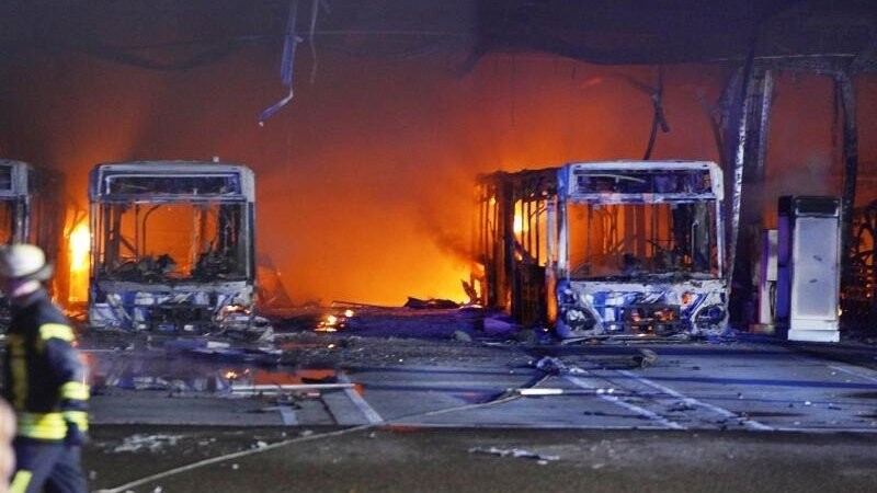 Mehrere Fahrzeuge sind bei einem Feuer im Busdepot der Stuttgarter Verkehrsbetriebe ausgebrannt. Die Löscharbeiten dauern die Nacht über an.