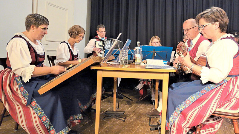 Auch die Sünchinger Stubenmusik gestaltete das Programm mit.