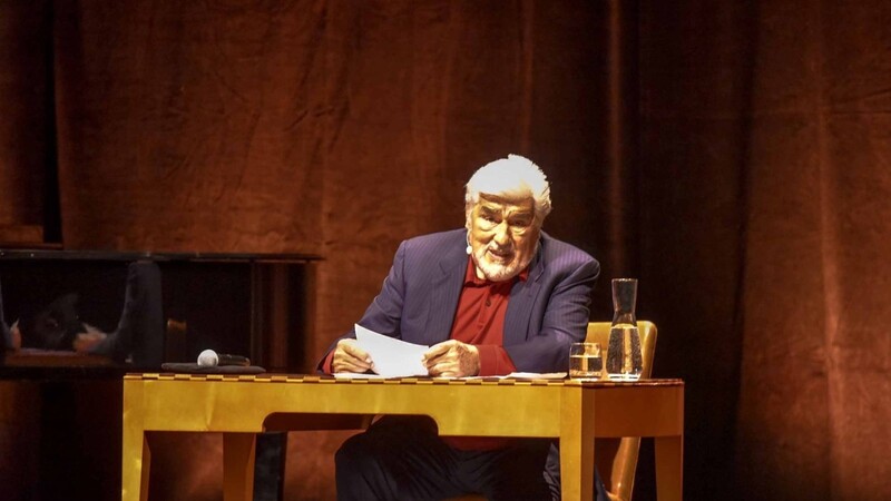 Am Lesetisch im Deutschen Theater: Mario Adorf mit der schönen Balance aus witzig, lässig, würdig und ernst.