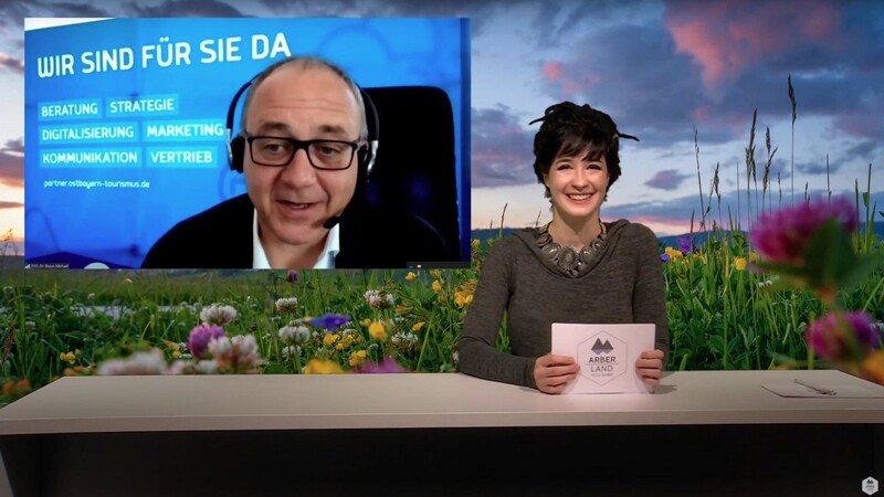 Miriam Lange im Arberland TV Studio im Gespräch mit Michael Braun vom Tourismusverband Ostbayern, der per Video zugeschaltet ist. Die ganze Sendung ist bei YouTube zu sehen.