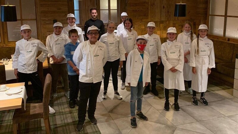 Die Europa-Miniköche waren am Samstag im Brunnerhof in Arnschwang zu Gast und durften mit Juniorchef Florian Brunner kochen.