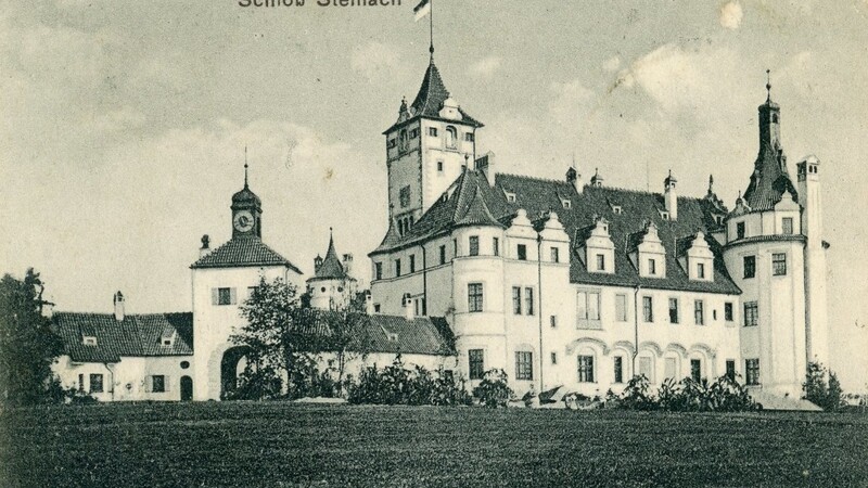 Das Märchenschloss der Familie von Schmieder in Niederbayern. Das Neue Schloss Steinach kurz nach der Fertigstellung auf einer Postkartenaufnahme aus dem Jahr 1909.
