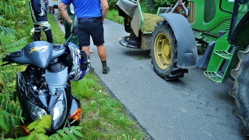 Der Fahrer eines Rollers war kurz abgelenkt und stieß dann gegen einen Traktor.
