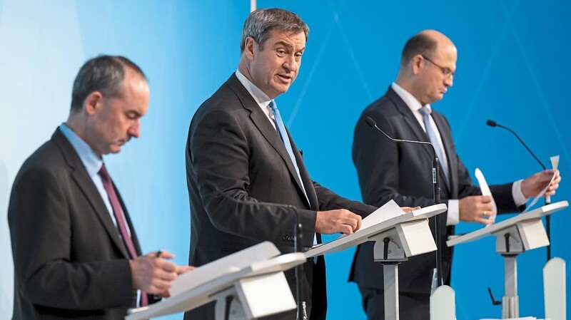Wirtschaftsminister Aiwanger, Ministerpräsident Söder und Finanzminister Füracker (v.l.) präsentieren den bayerischen Jahreshaushalt.