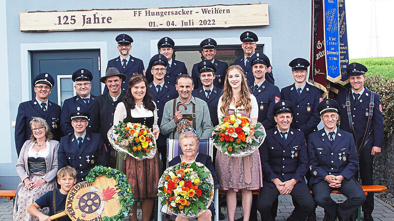 Festmutter Rosi Dummer, Schirmherr Josef Schütz und Festbraut Magdalena Schöberl (Mitte stehend) mit Mitgliedern des Festvereins.