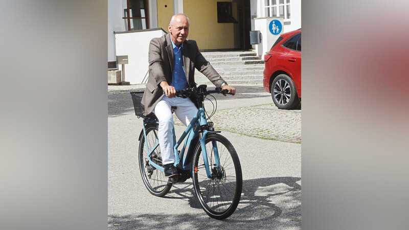 Mit seinem E-Bike ist Josef Reff gerne unterwegs und fährt damit auch zum Dienst ins Rathaus.