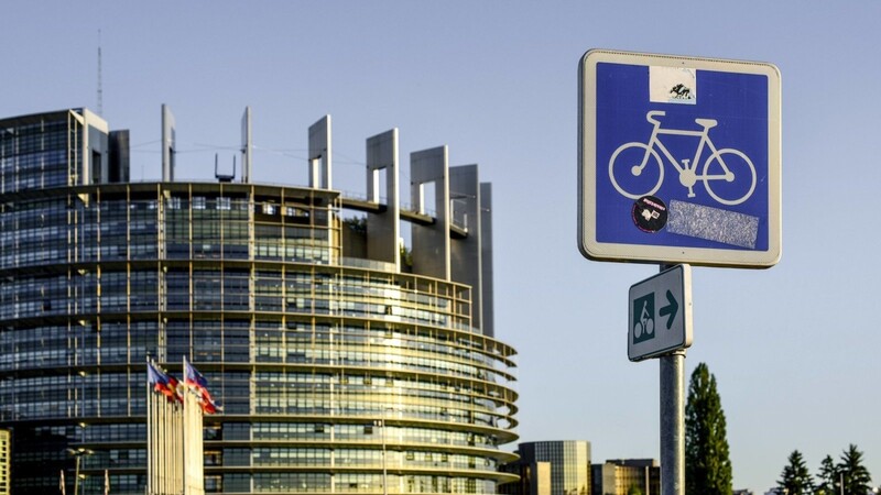 Das EU-Parlament - hier ein Fahrradschild vor dem Parlamentsgebäude in Straßburg - will das Radfahren in Europa fördern.