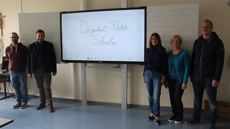 Eine digitale Tafel präsentieren Andreas Kugel (v.l.), Andreas Eckl, Kerstin Letztel, Ida-Maria Kärtner und Christoph Fischl.